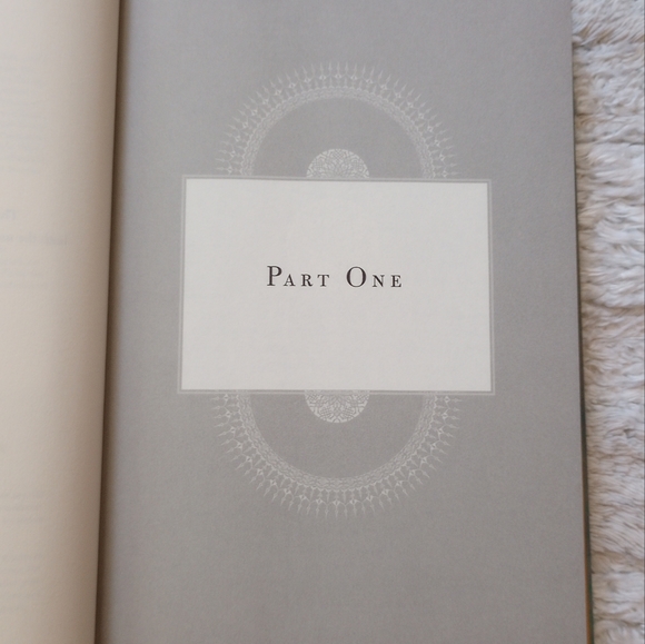 A Thousand Splendid Suns by Khaled Hosseini - Picture 4 of 7